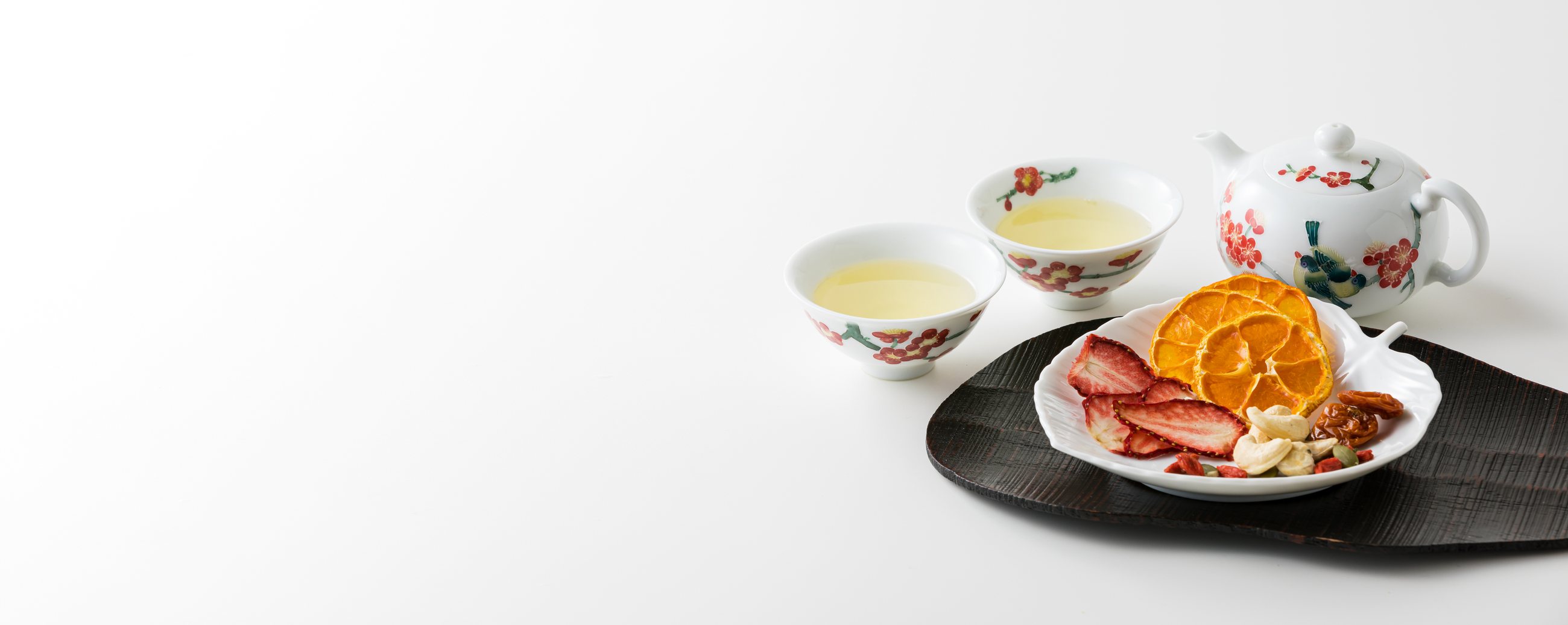 白磁の急須と、淡い黄金色のお茶が入った2つの茶杯