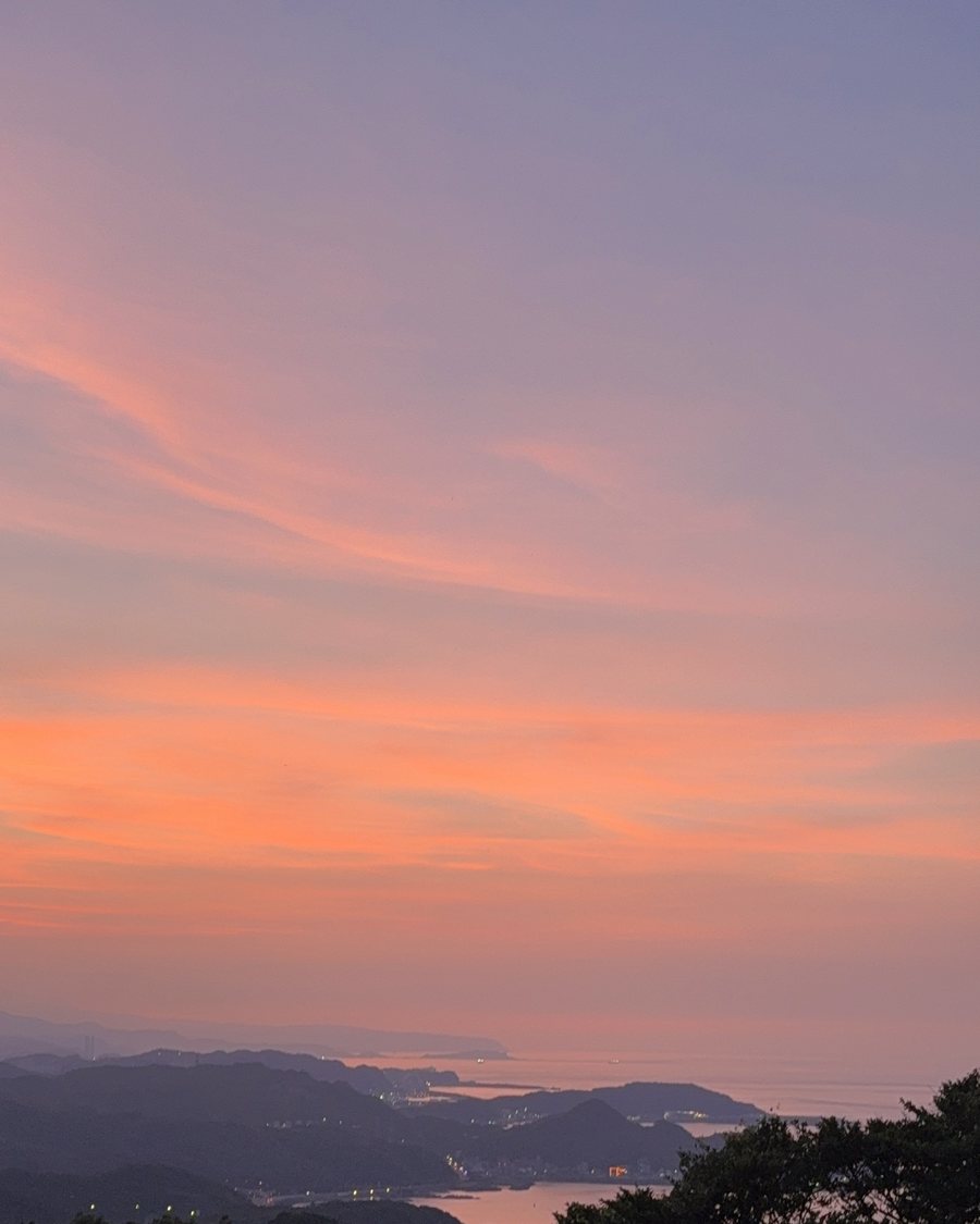 山の上から見た、夕焼けの空と海